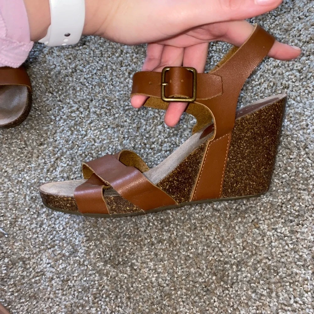 🎱Adorable tan wedges! - Picture 2 of 4